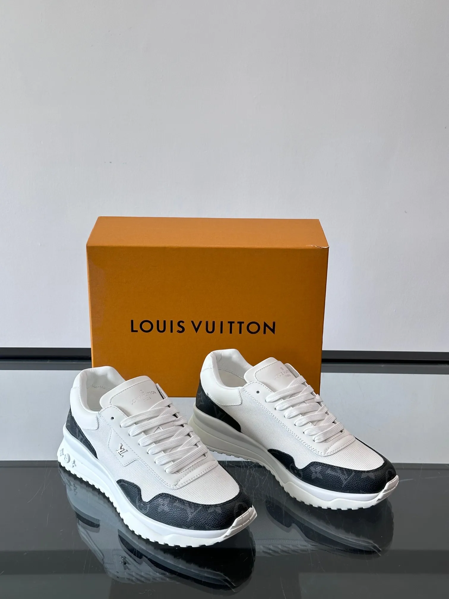 Men's Men's Shoes 💰500 [New Style] 🐡🐡LV🆕RUN AWAY sneakers, this Run Away sneaker is made of first-layer cowhide leather and breathable original material. The wedge-shaped rubber outsole continues the running shoe design, embellished with Monogram flowers, the L V letter is marked on the tongue, and the Louis Vuitton Paris logo is embellished on the back. Paired with brand logo cotton feet, the mesh lining and heel are spliced ​​and wrapped in cowhide, making the upper foot comfortable and breathable! size: 39-44 (38.45.46 customized)